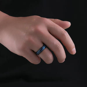 แหวนทังสเตนเหล็ก unisex พื้นผิวทรายเรียบง่ายพร้อมดอกไม้ตัดทันสมัยฝังทองสีดำชุบแซฟไฟร์เครื่องประดับแฟชั่นสำหรับผู้ชาย - Product Image 2