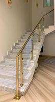Balustrade contemporaine en verre et acier inoxydable doré brossé pour terrasse, balcon, escalier et villa