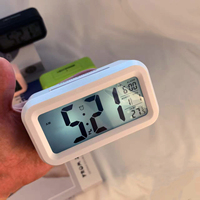 Horloge de bureau numérique intelligente à piles avec écran LCD, alarme, veilleuse, fonction snooze, affichage de la température intérieure et du calendrier, décoration pour la maison et la chambre