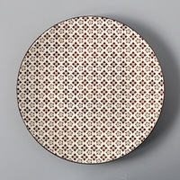 Assiette de présentation ronde en porcelaine rouge à motif géométrique en treillis sous glaçure pour la décoration de table à la maison et au restaurant