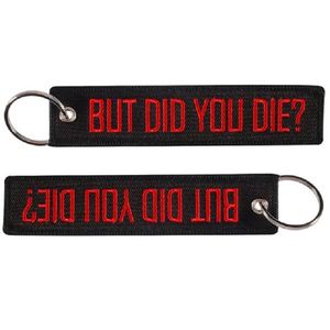 Porte-clés brodé personnalisé et élégant avec base noire et texte rouge - mais AVEC QUELLE MORT TU SOUS SOUVIENS ? - Option cadeau personnalisée - Product Image 4