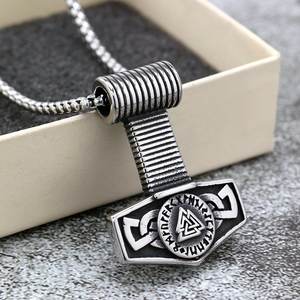 Collar Vikingo Unisex de Acero Inoxidable Nórdico con Diseño de Runas, Forma de Escudo, Geométrico Asimétrico, Regalo para Ropa - Product Image 1