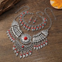 Parure de bijoux vintage bohème tribale en or antique, collier et boucles d'oreilles assortis à pampilles géométriques triangulaires multicolores en métal