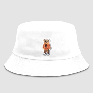 Chapeau de seau de conception simple avec l'écusson d'ours en chemise orange pour une tenue de plein air décontractée - Product Image 6