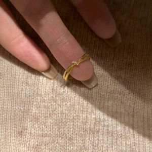 Este anillo de nudo pequeño que está de moda en Xiaohongshu es un anillo de hoja de circonita ajustable de estilo vintage dorado para mujer. - Product Image 1