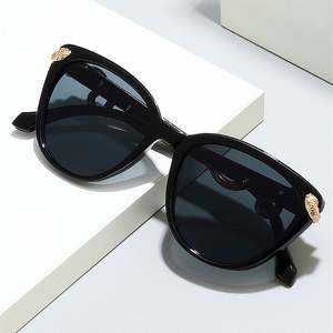 Lunettes de soleil œil-de-chat de luxe noires pour femme, avec logo personnalisé, protection UV400 et décoration serpent en métal, collection 2025 - Product Image 2