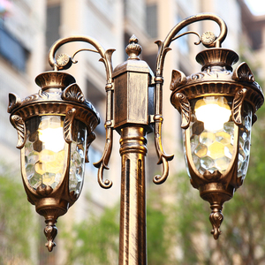 Lampadaire de jardin extérieur LED en fer avec abat-jour en verre, lumière blanc chaud 2700K, IP66 résistant aux intempéries, détecteur de mouvement, alimenté par énergie solaire, garantie 10 ans - Product Image 3
