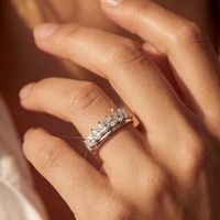 Bague Couronne Goutte d'Eau de Luxe Légère en Argent Sterling S925 Plaqué Or avec Rangée de Diamants de Laboratoire Couleur D pour Femme