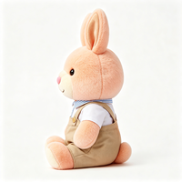 Adorable lapin en peluche, poupée en peluche, style preppy, chemise kaki, pantalon à bretelles, tenue douce, jouet en peluche de haute qualité