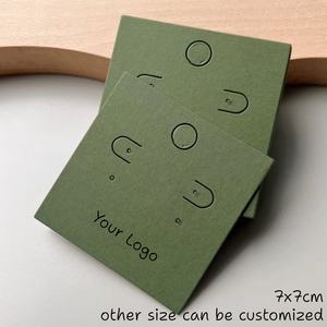 Individuell Bedruckte Dunkelgrüne Kunstpapier-Ohrring-Präsentationskarte in Angepasster Größe und Form für Juweliergeschäfte und Markenpromotion - Product Image 3