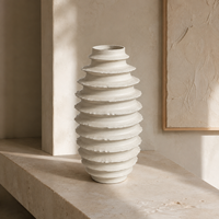 Vase en céramique blanche minimaliste, texture organique superposée, vase moderne pour la décoration intérieure d'hôtels et de villas