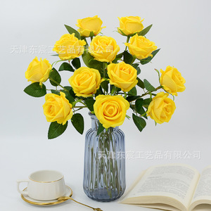 Bouquet de roses artificielles, pétales en velours rouge, polyester, décoration d'intérieur, ornement de bureau pour mariage - Product Image 2