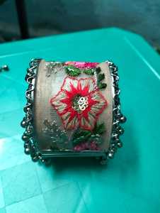 Brazalete Textil Bordado con Perlas, Trabajo de Espejo y Detalles Metálicos Decorativos - Product Image 5