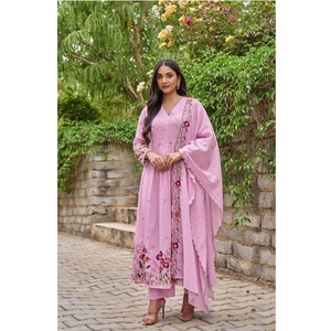 Ensemble salwar en soie Chanderi de bonne qualité avec Kurti brodé de sequins, bas en soie pure et dupatta richement brodée, à vendre - Product Image 1