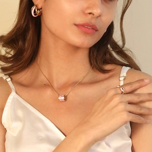 เครื่องประดับแฟชั่นทรงเรขาคณิตเคลือบทอง 18K บนสแตนเลสเคลือบเงา ดีไซน์ทันสมัย สำหรับผู้หญิง ประกอบด้วยต่างหู สร้อยคอ และแหวน - Product Image 3