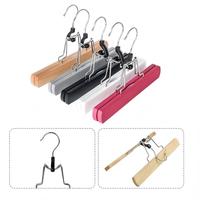 Vente en gros de cintres en bois personnalisés de haute qualité pour perruques et vêtements, robustes, pour présentation en salon, avec logo, antidérapants, pour extensions capillaires et usage domestique