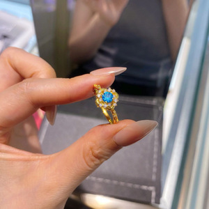 Anillo Abierto con Flor de Cuatro Pétalos y Circonita Azul Estilo <span class=keywords><strong>Buccerati</strong></span> Francés para Mujer, un Diseño Exclusivo con un Toque de Lujo Ligero y de Alta Gama - Product Image 4