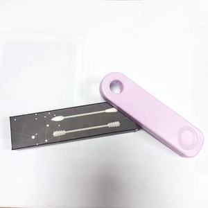 Vente en gros de <span class=keywords><strong>coton</strong></span>-<span class=keywords><strong>tige</strong></span> en <span class=keywords><strong>silicone</strong></span> réutilisable, nettoyeur d'oreille lavable, outils de maquillage à double tête avec étui de rangement en PP - Product Image 5