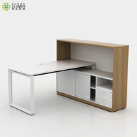 Table de bureau au design moderne avec étagères