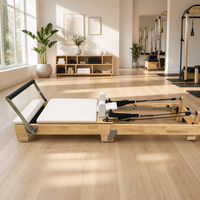 Reformer de Pilates compact, portable et pliable en bois de chêne avec pieds en bois pour la pratique à domicile, les cours en studio et la salle de sport d'hôtel