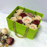 Boîte de rangement moderne en acrylique écologique avec chaîne dorée, design rectangulaire pour la présentation de bijoux et de roses