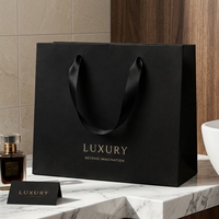 Sac cadeau de luxe noir en papier ondulé magnétique avec poignée en ruban satiné et design de logo CMYK