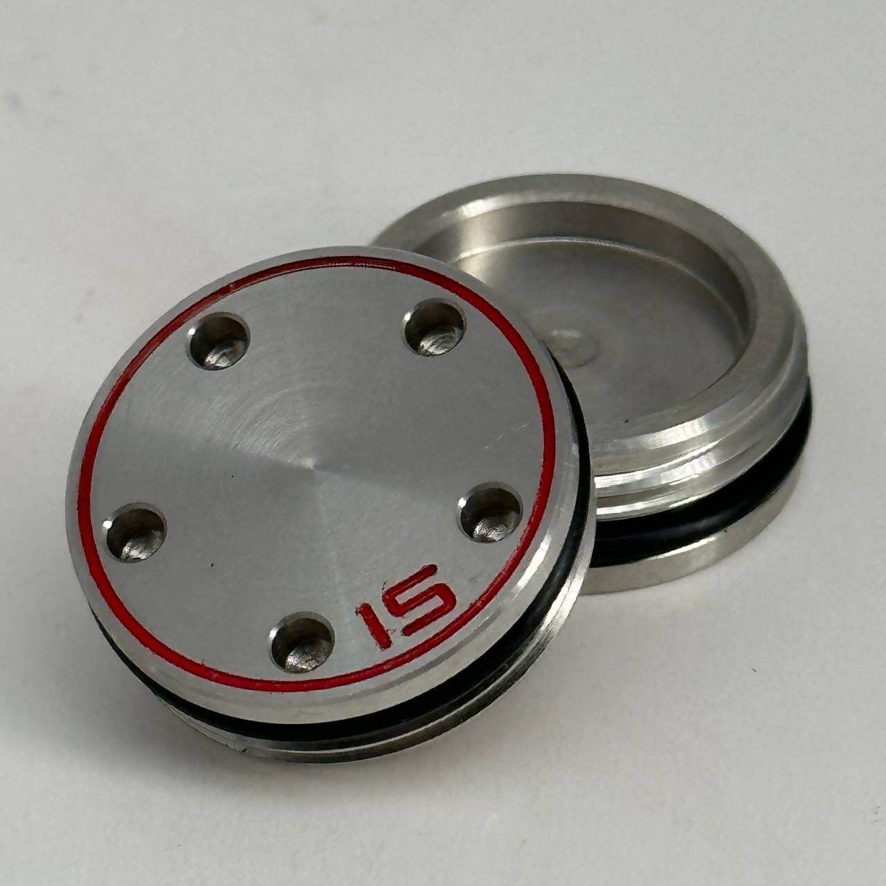 1 ชิ้น สีเงินพร้อมวงแหวนสีแดง น้ำหนัก 15 กรัม