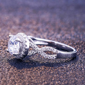 F1279 Anello di Fidanzamento Classico da Donna con Diamante Sintetico Coltivato in Laboratorio Taglio Brillante Rotondo Stile Halo - Product Image 2