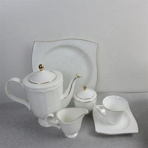 Vendita diretta in fabbrica a forma quadrata 68pc oro bone china stoviglie set per cena <span class=keywords><strong>servizio</strong></span> europeo in <span class=keywords><strong>porcellana</strong></span> raffinata - Product Image 3