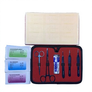 Kit complet de pratique de suture en silicone de couleur rouge avec instruments chirurgicaux manuels certifiés CE - Product Image 1