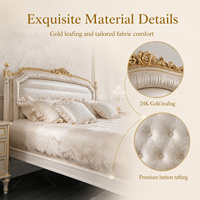 Ensemble complet de chambre à coucher de style classique français avec accents dorés, comprenant un lit double, des tables de chevet, une commode et un banc