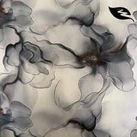 Tissu satiné sergé à imprimé numérique gris dégradé artistique avant-gardiste, motif de lignes abstraites audacieuses pour la conception de mode de défilé