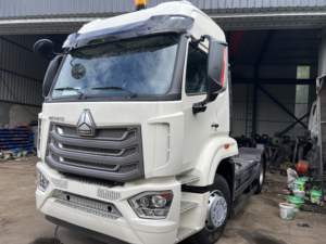 Camión Tractor Usado Sinotruk Euro2 Diésel 4×2 con Volante a la Izquierda, HOWO de 10 Ruedas, Capacidad de Carga de 21-30T, 371hp, Cámara Trasera de 360° - Product Image 1