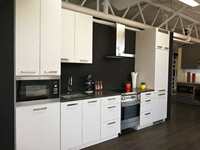 Meuble de cuisine modulaire classique personnalisable en bois peint jaune clair avec évier, marbre et quincaillerie à fermeture douce pour appartement