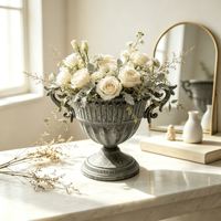 Pot de fleurs vintage en fer de style manoir français avec doubles poignées, rainures verticales et base surélevée pour aménagement paysager et plantation de verdure