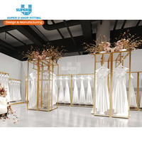 Décoration de boutique de robes de mariée romantiques, mobilier de boutique de robes sur mesure en or, design d'intérieur de boutique de mariée de luxe