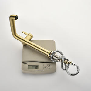 Robinet de cuisine monobloc minimaliste chaud/froid tout en cuivre, finition brossée, universel, rotatif, avec douchette extractible pour lavabo - Product Image 6