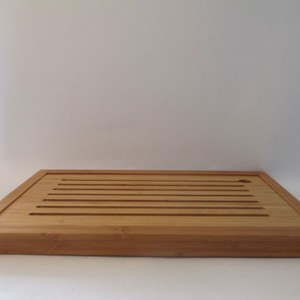 Tabla de cortar de bambú de 30x20cm con ranuras para cortar pan - Product Image 1