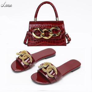 Sandali piatti da donna <span class=keywords><strong>con</strong></span> fibbia grande e catena, in PU <span class=keywords><strong>con</strong></span> motivo a pietra, comodi, per l'estate 2026, scarpe da spiaggia <span class=keywords><strong>con</strong></span> set borsa coordinata - Product Image 1