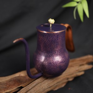 Tetera <span class=keywords><strong>de</strong></span> café <span class=keywords><strong>de</strong></span> cobre puro martillado morado <span class=keywords><strong>de</strong></span> lujo hecha a mano, con cuello <span class=keywords><strong>de</strong></span> cisne y envoltura <span class=keywords><strong>de</strong></span> cuero, para regalo <span class=keywords><strong>de</strong></span> barista - Product Image 3