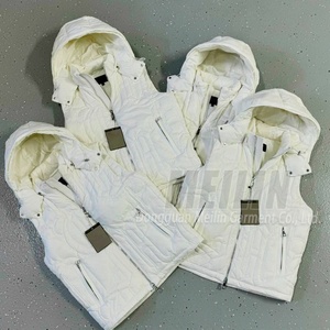 Gilet matelassé sans manches pour homme, design tendance 2024, avec capuche, double fermeture éclair, haute qualité, coupé et cousu - Product Image 4