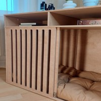 Mobilier d'appoint moderne en bois et verre pour animaux de compagnie, motif animalier, avec compartiments de rangement ouverts, porte à battants à lattes, pour chat et chien, et coussin moelleux