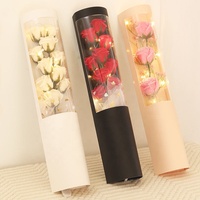 TC Großhandel Weiße Hot Pink Rote Seifenblumen Hochzeitsdekoration 9-teiliges LED-Licht Künstliche Seidenrosen-Sträuße mit Geschenkbox-Set