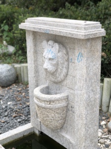 Hermosa Fuente de Pared con Cabeza de León Tallada en Granito Antiguo para Decoración de Jardín - Product Image 3