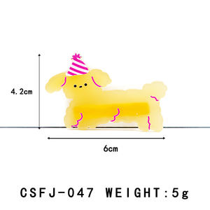 Barrette à cheveux en acétate en forme de chiot mignon avec chapeau de fête et détails en contour rose, accessoire de cheveux jaune translucide, mode unisexe - Product Image 2