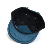 Casquette de baseball unisexe en satin bleu acier profond, à visière plate, style vintage sportif, respirante, avec broderie de lettres universitaires, fermeture snapback