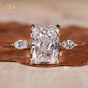 Bague de fiançailles personnalisée en diamant radiant VVS 18 carats cultivé en laboratoire, certifiée IGI, avec pierres latérales en diamant CVD créé en laboratoire, forme marquise, bijoux - Product Image 1