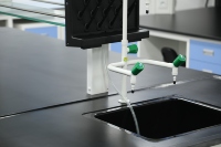 Banc de laboratoire tout acier avec plan de travail en résine époxy, table de laboratoire, mobilier de laboratoire scolaire, banc de travail de laboratoire à cadre en C avec roulettes