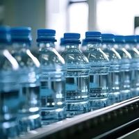 Machine de remplissage et d'emballage entièrement automatique 3-en-1 pour bouteilles d'eau en plastique PET de 500 ml, capacité de 5000 BPH
