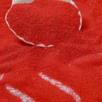La Color Sand Factory vend du sable de couleur rouge foncé, idéal pour les cérémonies de fondation ou les célébrations d'ouverture.